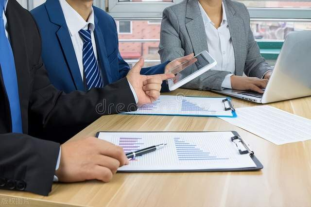 AI in Corporate Intelligence: Synergy Between Automation and Human Expertise
While AI demonstrates strengths in data aggregation (processing 68% social media feedback) and structured analysis (financial reports, patents), critical limitations persist:
