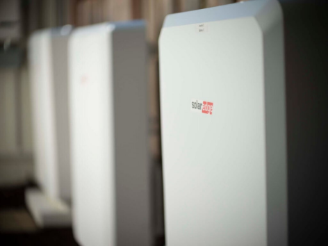 This June 5, 2025 roundup highlights major global updates in the energy storage industry, including Tesla's production milestone of over one million Powerwalls, China's launch of the world's first grid-connected sodium-ion battery plant, and strategic partnerships like BYD and Hanxiang Huaneng. It also covers key market developments in the UK, U.S., Turkey, and Australia, touching on policy changes, new residential battery programs, and innovative technologies in PV-storage integration and UPS waterproofing. These developments reflect accelerating global efforts in renewable energy and energy storage solutions.