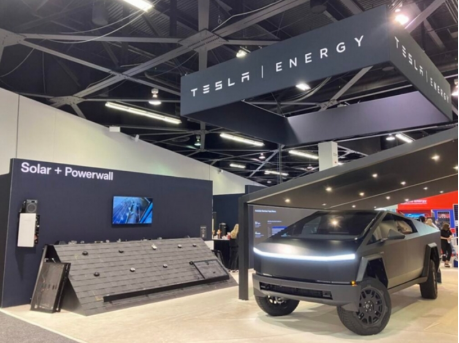 This August 2025 update provides a comprehensive overview of major developments in the global energy storage industry. Key highlights include Jinko and EVE Energy’s 5GWh cell factory entering mass production in China, Tesla's plans to boost LFP battery manufacturing in the U.S., and CATL securing a 2.2GWh project in Indonesia. Across EMEA, Asia-Pacific, and the Americas, companies are advancing battery technologies—from sodium-ion to liquid-cooled LFP systems—and expanding market reach. Policy shifts in China and Nigeria signal growing regulatory support for energy storage integration. Meanwhile, cutting-edge technologies such as dual-UPS switching circuits and auto-switching PV protection modules are setting new benchmarks for system reliability and safety.