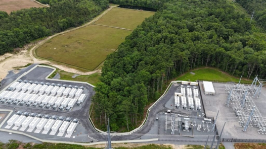 Discover the latest global and Chinese energy storage developments: Growatt launches its wireless GroHome energy manager, Haichen Energy ships industry-first 6.25MWh system to Europe, Japan achieves magnesium battery breakthrough, and France revises its grid tariff policy to promote smart storage use.