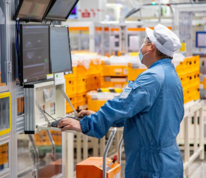 Hoymiles launched the world's first 5000W microinverter (MiT 8-in-1) for large projects. Envision Energy will produce ESS in Kazakhstan. Spain allocated €700M for storage projects. LG Energy started US mass production of ESS-specific LFP batteries. Guangdong, China, saw a surge (1227) in user-side ESS registrations. Australia mandates VPP capability for its A$2.3B home battery subsidy. Shandong, China, issued new power market rules. LFP price declines slowed amid US tariff impacts. New patents include an ESS avoiding DC circulating currents and an AI-optimized PV storage charging method.