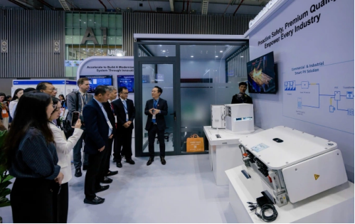 Today’s energy storage intelligence roundup covers major global developments: GoodWe recognized as a national manufacturing champion in China, Envision Energy wins a 1.36GWh project in the UK, Huawei launches a smart energy ecosystem in Vietnam, and the U.S. sees a surge in Sunrun’s virtual power plant participation. Plus, China’s first national safety standard for energy storage plants is set to take effect in 2026.