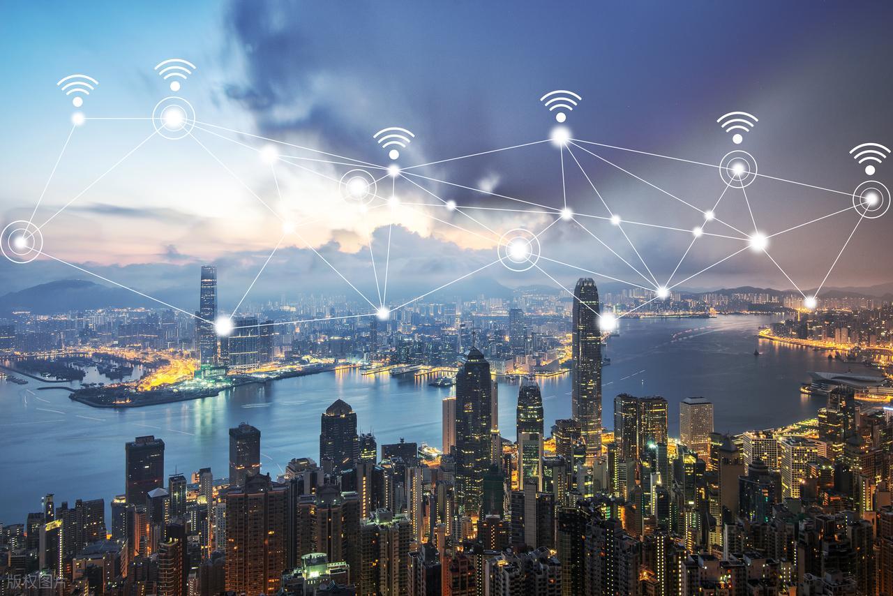 两会之后，企业AI落地的关键瓶颈逐渐显现，主要表现为外部信息能力的缺失。尽管企业在内部流程效率、数据处理与分析能力方面取得了显著提升，但对外部环境的感知能力仍然碎片化且滞后。行业动态、竞争对手行为、客户需求及政策信号等关键信息分散在多元渠道中，缺乏系统性跟踪与整合。问题的核心在于信息获取与管理方式，而非信息数量。企业需要建立持续采集和结构化沉淀机制，形成稳定的“外部信息供给系统”。高质量的信息基础是AI从执行优化向决策支持转变的前提条件。随着AI逐步成为企业的基础能力配置，竞争差距正在向信息能力迁移。企业需通过专业平台补齐相关能力，使情报进入业务流程并嵌入组织协同决策体系，从而放大AI的应用价值。夯实外部信息能力将成为企业提升决策质量的重要基础。