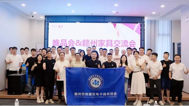 8月20日,人体工学椅行业海内外动态汇总。黑白调上海瑞虹太阳宫门店盛大开业,推出沉浸式护腰体验活动。SIHOO新产品“DORO C300S&办公桌D02”在Makuake平台预售,主打“无压力”空间设计。唯品会与赣州家具行业深度交流,探索合作新机遇。7项家具标准审定会顺利举行。FlexiSpot C7办公椅符合人体工程学原理,广受国外网友好评。永艺家具发布具有椅背翻转调节机构和提高腰部舒适度的座椅设计。情报强企提供定制化的企业情报服务,帮助企业自动抓取最新行业动态,助力企业决策。