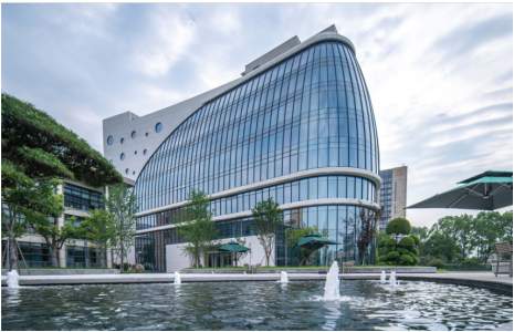 7月21日的人体工学椅行业海内外情报汇总显示，恒林股份成功转型为制造+品牌+渠道模式，实现了成本优化和消费者体验提升。境外品牌如BACKFORCE与BIG合作伙伴关系延长至2028年，Ryman推出符合人体工程学的Pago办公椅，满足各种需求。沙特家具市场迎来爆发，预计2029年市场规模达59.8亿美元，年轻人口和中产阶级增长推动高品质家居消费。家具品牌Arper在日本推出循环利用型产品，顾家家居扩建越南工厂，中国企业多元布局成趋势。此外，深圳米乔人因科技和安吉艺鑫家具有限公司也推出了符合人体工学的座椅，提升坐感舒适度。