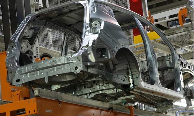 本文总结了1月19日汽车行业海内外情报汇总的内容，主要包括俄罗斯汽车价格预计上涨5%至10%、奇瑞汽车入股自动驾驶芯片企业新芯航途、东风雪铁龙和东风标致推出新政策、小米YU7汽车推出“7年低息”政策、长安、深蓝与宁德时代合资动力电池项目落地等多个重要事件。另外，文章还提到了德国计划提供最高7000美元的电动汽车补贴、加拿大将对中国电动汽车关税从100%降至6.1%等政策标准内容。整体来看，本文涵盖了汽车行业的最新动态，为相关企业和消费者提供了有益的信息参考。