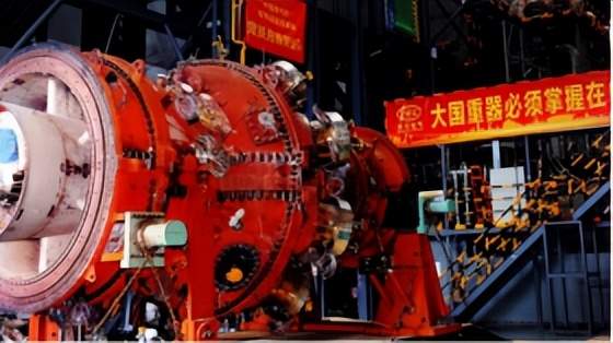 《2024年中国风能太阳能资源年景公报》显示太阳能资源地区差异,助力企业优化生产。山西京晋飞鸿能源科技拟建50MW储能电站。龙源电力采用DeepSeek-R1推进数字化。东方电气集团8项技术装备入选国家名单。秦山核电完成全国首例大型汽轮机与发电机定子更换。市场政策方面,辽宁征求意见建设7GW风、光项目。同时,两项发电技术获得发明授权。