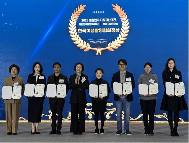 本文总结了12月10日卫生用品行业海内外的一些重要情报。其中包括母婴品牌Babycare凭借“吨吨吨挑战赛”获得灵眸奖,阿拉尔经开区丝路新材料水刺无纺布正式投产,Inercia公司的“Labocell”荣获韩国女性发明家协会会长奖,FINEDAY日子卫生巾即将进军柬埔寨市场,贵港理文宣布进军生活用品行业。同时,菲律宾成人尿布市场正稳步增长,提到的前沿技术包括一种防侧漏的尿不湿和具有锥状渗透孔的快速传导下渗纸尿裤。文章来源于网络资料,由情报强企整理。