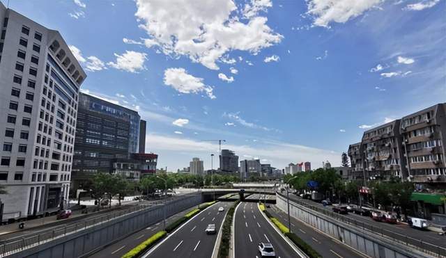 3月16日,汽车行业情报显示,本田汽车因取消北美三款电动车型并重新评估电动车战略,预计将面临上市以来首次年度净亏损,金额达4200亿至6900亿日元。与此同时,乘联分会数据显示,2月新能源车零售渗透率为44.9%,同比下降4%,零售量同比下滑32%。小鹏汽车推出P7“星云白”车色,采用经典珠光漆和三涂装工艺,定于3月18日发布。领克品牌则新增两款车型,其中领克07 EM-P新套装售价17.58万,搭载插电混动系统,综合续航达1450km。政策方面,政府工作报告强调汽车产业高质量发展,支持新能源车与自动驾驶商业化。比亚迪加入国际汽车工作组,参与全球标准制定。此外,蔚来投资98亿元落地光谷电池新基建项目,推动电池资产管理技术产业化。动力电池领域数据显示,2月国内装车量为26.3GWh,同比下降24.6%,磷酸铁锂电池占比达78.3%。