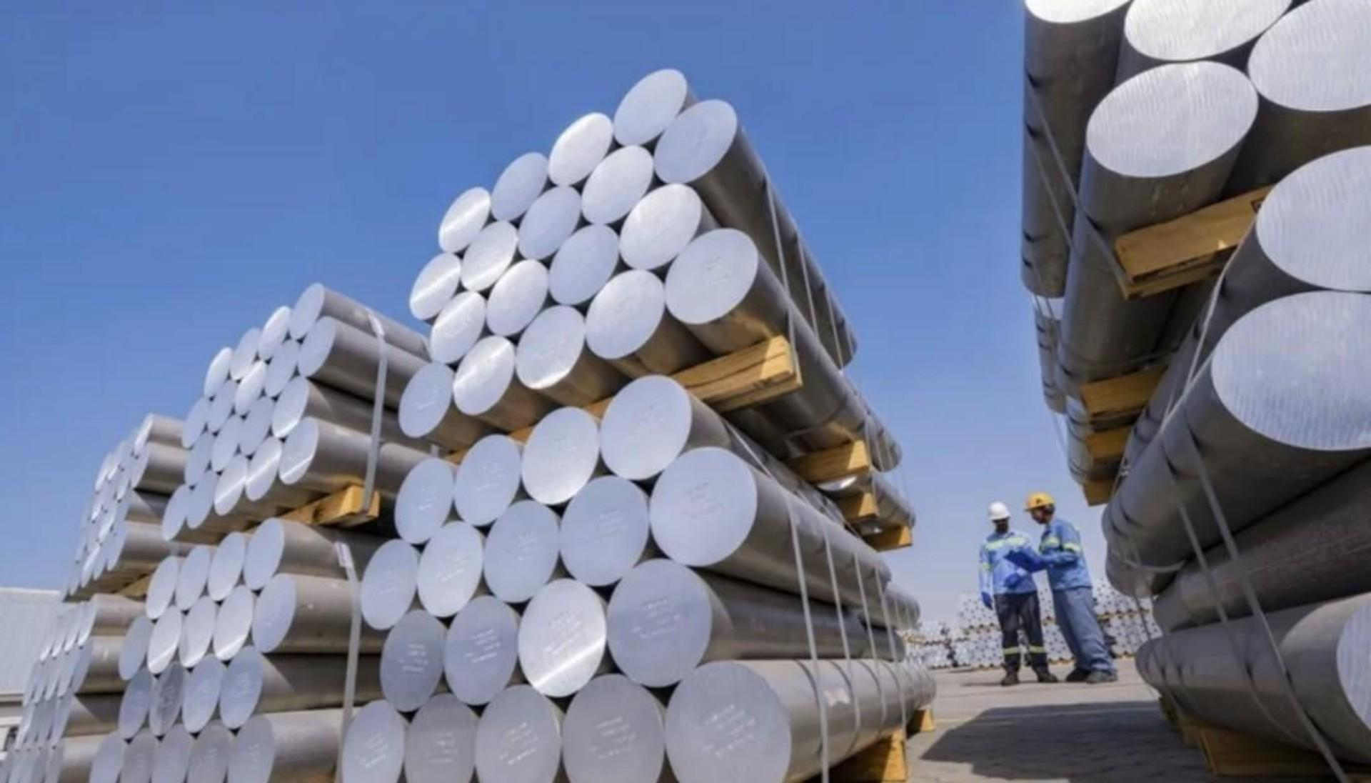 5月11日汽车行业情报显示，供应链安全、补能基建升级和测试验证创新成为三大核心变化。全球铝材短缺冲击福特等车企，广汽与紫金矿业联手布局5万吨磷酸铁锂回收项目，推动资源循环利用；蔚来贯通丝绸之路1739公里换电路线，特来电发布全球首创“来电岛1号”无人自动充电系统，实现光储充一体化；中汽研投资12亿元建设全球首个室内降雪冰雪试验基地，解决寒区测试“看天吃饭”痛点。企业层面，赛力斯首创“同线共营”模式提升供应链响应效率，吉利银河推出4秒级加速纯电轿车，东风奕派M8搭载华为乾崑技术进军大六座SUV市场。政策方面，重庆规范L3级以上智驾高速测试，加州确立自动驾驶执法罚单机制，推动行业向垂直整合与严格合规双轨发展。