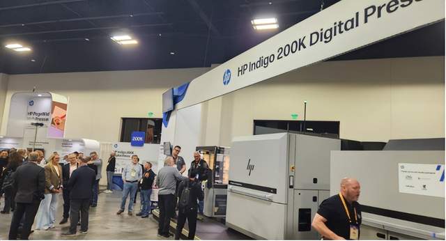 本文汇总了印刷包装行业的最新动态。ProAmpac以15.1亿美元完成对TC Transcontinental Packaging的收购，后者为多个行业提供柔性包装服务。安姆科扩建意大利工厂以提升符合欧洲可回收性要求的包装生产能力。吉宏股份与英伟达中国高层会面，探讨人工智能领域合作，推动AI技术在跨境电商和行业信息化中的应用。澳大利亚修订国家包装法规，推进包装循环经济原则。Xaar与Polipress合作推出数字化装饰解决方案，改变高端标签生产方式。惠普发布新型Indigo印刷机及自动化设备，助力数码印刷创新。Canfor Pulp财报显示其营收可观但净亏损严重，面临市场需求疲软等挑战。此外，鸿兴印刷和上海扬盛印务分别公开了旋转展示礼盒和一体成型四分盒两项实用新型专利，展现了包装设计的技术进步。