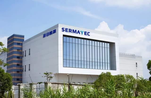 本文汇总了储能行业在2月12日的海内外动态，涵盖企业资讯、行业进展及政策导向。澳大利亚方面，Sungrow联合新南威尔士大学与杜博地区委员会推出混合电池储能方案，技术亮点包括两套储能系统和光伏集成优化功能；同时，维多利亚州通过发展促进计划批准两个总装机700兆瓦的电池储能项目。中国企业在储能领域表现突出，亿纬锂能成功并网全球首个628Ah锂电储能电站，并锁定10GWh订单；采日能源加速布局海外市场，其星链系列储能系统在欧洲和亚太地区频获订单。德国Varta推出搭载AI技术的家用储能系统，可智能调整充电计划。美国FlexGen与Alliant合作，在中西部推出两个新型电池储能项目，提升电网可靠性。政策方面，罗马尼亚将资金从太阳能转向电池存储，以解决能源供需失衡问题；广西则出台政策支持源网荷储一体化项目转为绿电直连项目。供应链数据显示，全球储能电芯出货量预计将在未来实现显著增长，比亚迪也透露硫化物固态电池有望实现小批量生产。