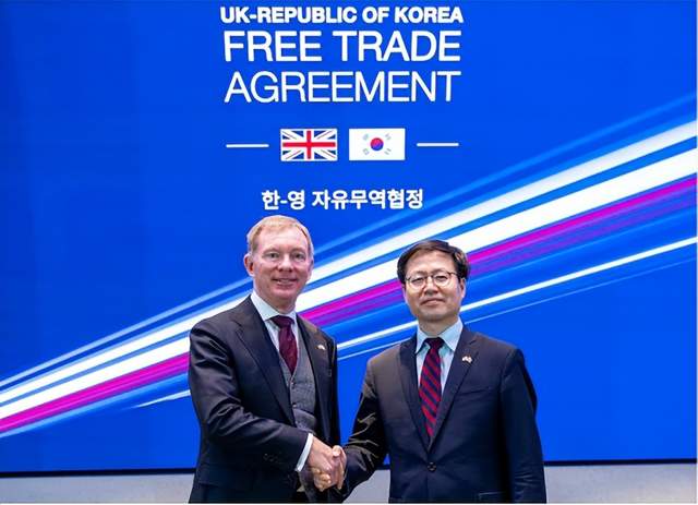 12月22日，吉利汽车在希腊首家展厅正式启幕，展示智能电动车型，推出吉利国际EX5，计划扩大销售网络。中国新能源车安全评价专项C-NESA落地，填补空白，首批车型表现良好。广汽丰田全新雷凌L上市，提供三种动力选择，全系标配智能驾驶辅助系统。一汽丰田全新智混卡罗拉上市，外观升级，动力效率高。长安深蓝汽车获得L3级自动驾驶正式号牌，商业化应用取得进展。Momenta自研芯片BMC 7X实现交付上车，算力超越英伟达Orin-X。维修置换最高补偿19万，小鹏汽车推出事故焕新服务。多地加码汽车产业规划，消费升级与全链布局并进。