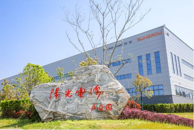 储能领域最新动态:阳光电源2025年下半年业绩展望向好,储能业务成为公司主要收入来源;STIF与CATL合作开展防爆电池项目;瑞典储能公司Polarium布局北欧家庭市场;印度储能容量骤降74%;Fortress Power推出eBoost储能系统;国内最大用户侧储能项目即将竣工。政策导向方面,西班牙支持能源存储发展,越南提议财政支持太阳能和储能系统。前沿技术方面,龙源公司公开新型逆变器控制方法,利思电气推出快速预充电系统。情报强企致力于企业情报服务,推动信息共享和决策优化。