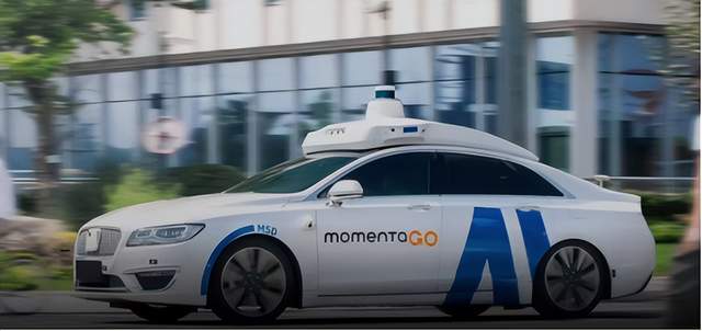 12月22日，吉利汽车在希腊首家展厅正式启幕，展示智能电动车型，推出吉利国际EX5，计划扩大销售网络。中国新能源车安全评价专项C-NESA落地，填补空白，首批车型表现良好。广汽丰田全新雷凌L上市，提供三种动力选择，全系标配智能驾驶辅助系统。一汽丰田全新智混卡罗拉上市，外观升级，动力效率高。长安深蓝汽车获得L3级自动驾驶正式号牌，商业化应用取得进展。Momenta自研芯片BMC 7X实现交付上车，算力超越英伟达Orin-X。维修置换最高补偿19万，小鹏汽车推出事故焕新服务。多地加码汽车产业规划，消费升级与全链布局并进。