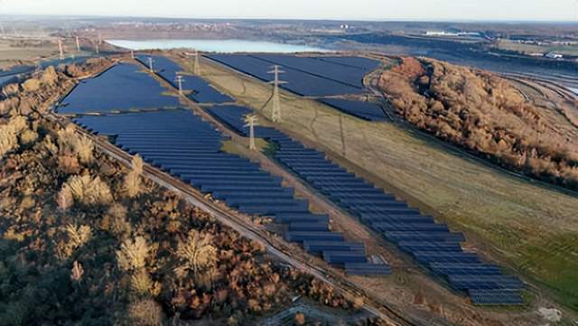 本文总结了2月5日储能行业海内外情报汇总。其中主要涵盖了中国Growatt推出5千瓦时交流耦合式阳台储能系统，英国Envision集团深化英国储能与人工智能创新合作，塞尔维亚计划于2026年启动1吉瓦太阳能项目采用电池储能系统，印度RP Global与MaxSolar合作推动德国太阳能与储能产业发展，沙特楚能与沙特Al Rajhi、亿电通签署5.5GWh储能战略合作协议，中国贵州电网公司启动斜坡式重力储能示范工程试运行等内容。政策方面印度能源政策大修以光伏与储能为未来主线，美国世贸组织裁定美国清洁能源税收抵免违反贸易规则。供应链方面浙江高功率普鲁士蓝钠电芯量产线投产，美国肯尼索州立大学研究人员开发出更安全、更快的固态电池设计。