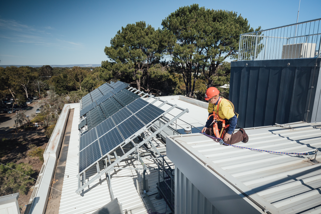 3月26日储能产业情报显示,行业呈现三大特征:高功率充电与系统安全关键技术持续突破但落地受限,储能在电网与工业场景应用深化,政策与区域市场共同驱动需求扩张。比亚迪计划在欧洲部署2000台兆瓦级充电桩,单桩功率达1500千瓦,但受车辆兼容性、电网接入等制约;SolaX Power完成全球首次基于UL 9540A框架的系统级爆燃测试,推动储能安全标准升级。欧盟AGISTIN项目试点构网型储能技术解决电网稳定性,陕西98MW/294MWh构网型储能电站并网,标志着储能在电网侧功能升级。南非储能市场增长30%,具备建设5-10GWh电池工厂条件;澳大利亚户用储能超6.3GWh,分布式能源加速普及。河南提出2030年23GW储能装机目标,黑龙江“十五五”规划新增47GW新能源装机,英国推动“插电式太阳能”方案。贵州新增8万吨磷酸铁锂产能,UNIGRID钠离子电池寿命达20000次,显著提升经济性。行业正从规模扩张迈向系统能力提升阶段,高功率充电、构网型储能、分布式能源及长寿命电池技术将打开新市场空间。