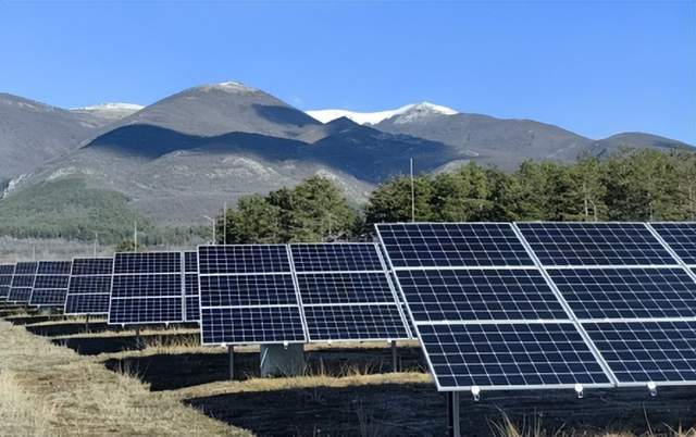 本文总结了2月5日储能行业海内外情报汇总。其中主要涵盖了中国Growatt推出5千瓦时交流耦合式阳台储能系统，英国Envision集团深化英国储能与人工智能创新合作，塞尔维亚计划于2026年启动1吉瓦太阳能项目采用电池储能系统，印度RP Global与MaxSolar合作推动德国太阳能与储能产业发展，沙特楚能与沙特Al Rajhi、亿电通签署5.5GWh储能战略合作协议，中国贵州电网公司启动斜坡式重力储能示范工程试运行等内容。政策方面印度能源政策大修以光伏与储能为未来主线，美国世贸组织裁定美国清洁能源税收抵免违反贸易规则。供应链方面浙江高功率普鲁士蓝钠电芯量产线投产，美国肯尼索州立大学研究人员开发出更安全、更快的固态电池设计。