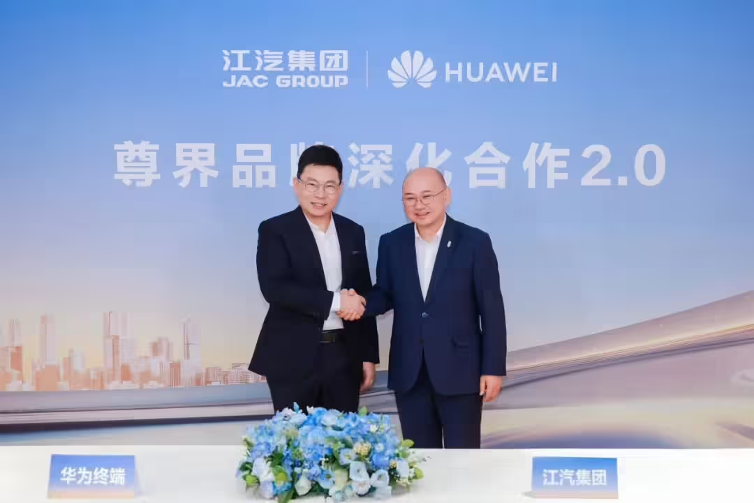 4月27日汽车行业呈现三大结构性变化：智能驾驶加速普及，Momenta量产搭载量超80万台，BBA等豪华品牌合作推出L2/L3级自动驾驶系统；自动驾驶硬件变革，特斯拉投产无方向盘、踏板的Cybercab，标志从辅助驾驶向完全无人驾驶转型；行业格局重塑，中国新能源汽车加速出海，欧洲、东南亚、中东等地区出口量大幅增长。企业战略方面，Momenta获豪华品牌规模化验证，安森美与蔚来扩大900V平台合作，江汽集团与华为签署联合创新协议推动尊界品牌2.0时代；产品创新上，特斯拉Cybercab量产重塑硬件标准，小鹏飞行汽车年底推出瞄准全球市场，新款别克世纪4月28日上市升级高端配置。