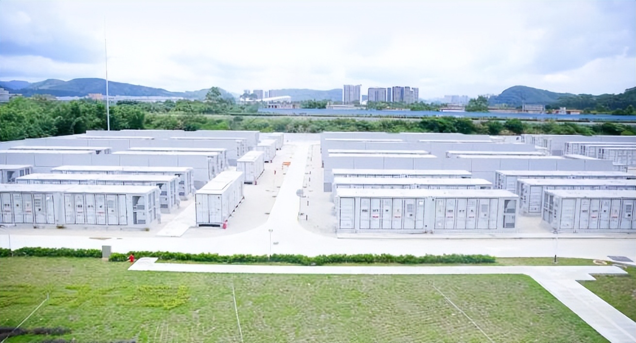 6月26日电力设备行业呈现三大结构性转变：非电可再生能源纳入强制考核，四部门联合发布新规明确重点用能行业最低比重目标，推动可再生能源供暖、制氢等非电场景发展，催生增量市场；AI算力供电基础设施重构，远景发布融合固态变压器与800V直流架构的AI电力系统，降低综合能源成本超40%，释放电网可用容量；国产高端电力装备加速出海，东方电气签署15台海外燃机订单，新华控制完成百万千瓦级煤电机组DCS国产化改造，实现全球供应链背景下的市场替代。内蒙古推动新型储能高质量、长时化发展，清远清城白庙独立储能项目全站商运，时代绿能奉新县风电项目全容量并网。