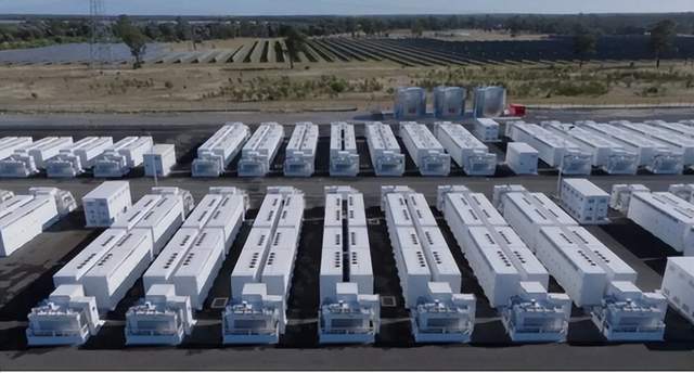 1月15日，天合储能完成亚太项目交付，刷新海外项目规模纪录；埃及与Scatec、Sungrow签署18亿美元清洁能源协议；英国电池储能市场再创纪录，总装机容量达12.9GWh；西澳大利亚州政府支持长时储能系统；Eolian与CyrusOne合作建设德州数据中心；中湘资本与华工能源签署山西独立储能项目协议；伊利诺伊州签署清洁能源法案推动投资；多米尼加共和国明确储能系统技术要求；浦项科技大学研发钠离子电池寿命延长技术；中国科学院团队突破钠电池正极材料关键技术。