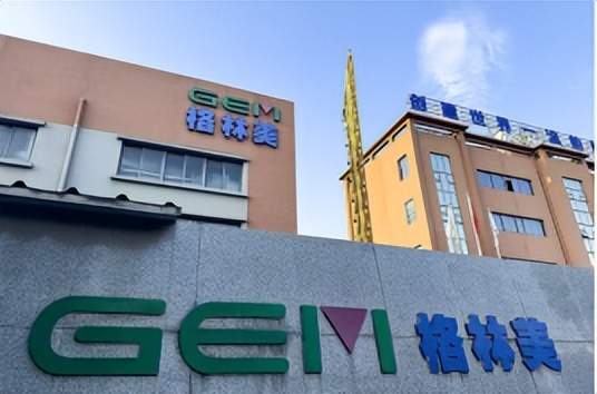 本文总结了2024年1月7日的锂电材料行业海内外情报。文章指出,中国国内锂电池产能已达1781.8GWh,宁德时代和比亚迪是产能最大的两家企业。在海外动态中,中国格林美投资2.932亿美元扩建印尼三元前驱体工厂,并与韩国EcoPro BM建立合资企业。另外,三菱化学集团-加川工厂计划增加汽车锂离子电池用阳极材料的生产能力。此外,一汽解放与宁德时代签署战略合作协议,推动商用车行业电动化。福建中碳新材料科技有限公司计划新增两万吨锂电池负极包覆材料产能。商务部发布《中国禁止出口限制出口技术目录》,涉及电池正极材料等。最后,介绍了一些锂电池负极材料的制备方法。