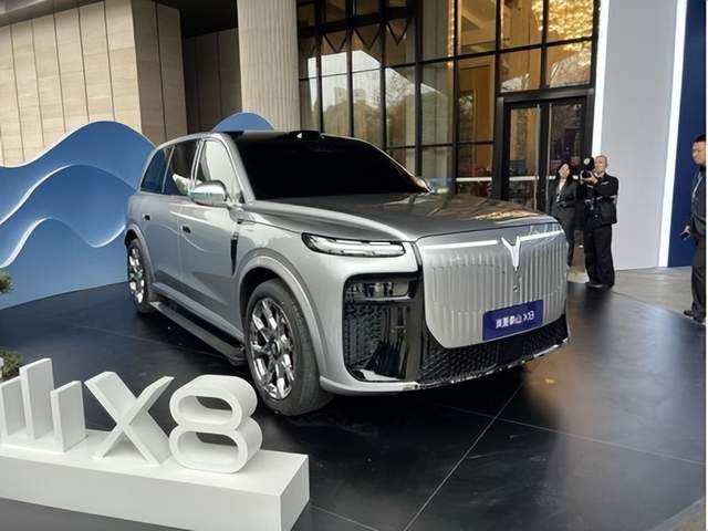 3月23日,汽车行业情报显示,印度因天然气供应受限可能影响汽车生产,工业用气被限制在过往用量的80%。福特在美国市场召回数量居首,涉及超1,300万辆汽车,并可能再创新高。小马智行与如祺出行合作交付超百辆搭载第七代自动驾驶系统的Robotaxi车队,开启运营。岚图泰山X8首发亮相,搭载华为全新智能座舱及L3级辅助驾驶硬件,计划上半年上市。捷途X70和山海L7超越版正式上市,限时售价6.99万元起。中国汽研南方试验场投用,成为国内首个“路空一体”国家级测试基地。小鹏GX将全球首发量产博世新一代线控转向系统,适配L4级自动驾驶。采埃孚财报显示利润率达4.5%,销售额达388亿欧元,表现超出预期。