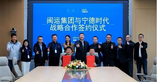 本文总结了1月26日汽车行业海内外情报汇总的内容，关注了吉利控股集团发布“一个吉利 全面领先”战略目标、广汽埃安与滴滴自动驾驶合作、长安Lumin宝藏版纯电小车新增车型上市等事件。文章还提到了乐道L90马到成功版正式上市、印度拟降低欧盟进口汽车最高关税、工信部要求建立新能源汽车产品运行安全状态监测平台等政策标准。此外，宁德时代与闽运集团深化战略合作和中创新航武汉基地产值破百亿的消息也在文章中有所提及。
