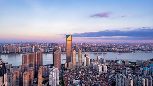 文章指出,企业在获取情报时应该关注冷门信息,因为这些信息可能蕴含着重要的商业价值。相比热门新闻,冷门信息往往更具有战略意义,如竞争对手设立新分公司或关键技术高管更换。这些信息通常具有低流量、高价值和强时效的特点,能够帮助企业在竞争中占据先机。文章强调了冷门新闻的重要性,指出企业应该建立全面的信息收集与分析机制,及时捕捉关键信号。最后,文章提出了有效利用冷门新闻的方法,包括搭建多源信息网络、借助情报工具与技术、培养专业解读能力以及建立定期复盘机制。在信息爆炸的时代,真正优秀的企业管理者应当具备从非显性信息中提炼战略线索的能力,以赢得竞争优势。