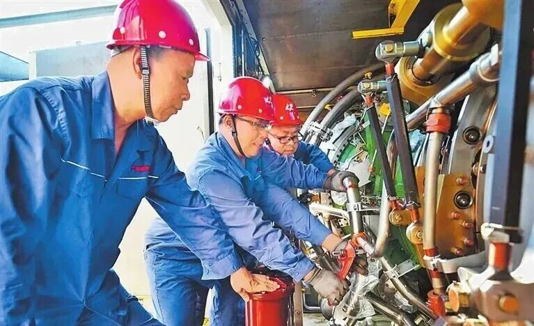 10月10日电力设备行业情报显示，高端装备工程化与并网规则升级成为核心变化。东方电气首台国产300兆瓦级变速抽蓄机组转子在肇庆浪江电站完成吊装，预计2027年投产；哈电集团国内首台16兆瓦级燃气轮机满负荷试车成功，关键参数达标。风电大基地招采价格回暖，机型向6.25MW与10MW分化，竞争转向全周期服务。金上—湖北特高压直流工程完成首次年度检修，保障清洁能源外送。国家能源局及华东能源监管局发布征求意见稿，将新型储能、虚拟电厂纳入统一调度与调频市场考核体系，推动源网荷储协调发展，加速行业合规洗牌与国产化进程。