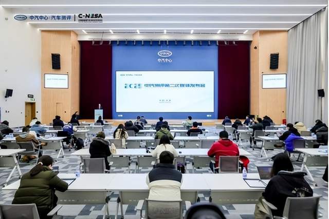 12月22日，吉利汽车在希腊首家展厅正式启幕，展示智能电动车型，推出吉利国际EX5，计划扩大销售网络。中国新能源车安全评价专项C-NESA落地，填补空白，首批车型表现良好。广汽丰田全新雷凌L上市，提供三种动力选择，全系标配智能驾驶辅助系统。一汽丰田全新智混卡罗拉上市，外观升级，动力效率高。长安深蓝汽车获得L3级自动驾驶正式号牌，商业化应用取得进展。Momenta自研芯片BMC 7X实现交付上车，算力超越英伟达Orin-X。维修置换最高补偿19万，小鹏汽车推出事故焕新服务。多地加码汽车产业规划，消费升级与全链布局并进。