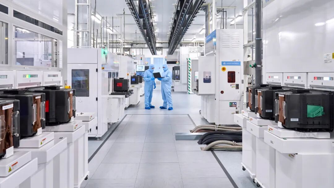 3月18日印刷包装行业情报汇总显示，多家企业取得重要进展。安姆科Winterbourne工厂获得ISO 13485医疗器械质量管理体系认证，标志着其医疗包装领域里程碑式成就；艾利丹尼森成为全球首家规模化集成柔性NFC标签的企业，推出基于Pragmatic技术的嵌体系列；盛大印刷再购6台海德堡速霸CX 92胶印机，加速混合印刷战略。Coveris集团将标签业务出售给金斯伍德资本，新公司年销售额预计达2.7亿欧元。麦肯锡建议纸包装行业采用程序化并购策略，每年完成两笔以上中小型交易。美国对中国塑料包装征收反倾销税，主要针对聚丙烯瓦楞箱。意大利Artes Etichette引入全球首套Gallus Five混合印刷机，实现工业级数字化生产。全球BOPP香烟包装膜市场规模将达2006百万美元，合规与轻量化成新引擎。安姆科和昆山科望分别推出带自动封口彩盒结构和环保内衬包装盒新技术。