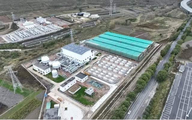 本文汇总了电力设备行业的最新情报,涵盖市场商机、企业资讯、行业动态、政策导向及前沿技术。全州凤凰山风电场项目位于广西桂林,总装机容量100MW,处于环评阶段;龙源电力牵头编制的区块链标准获批发布,推动电力行业碳数据管理标准化;南瑞继保研发的构网型光储同步发电机通过全球首次宽频振荡抑制测试,解决新能源并网难题。嘉泽新能的绿氢醇航油化工联产项目获批复,总投资5.41亿元;陕鼓大型压缩机组在储能项目中一次试车成功,性能优异;川崎重工发布首款商用30%掺氢燃气轮机,降低碳排放。此外,上海市实施气电价格联动调整,青海省提出发电侧容量电价机制,为行业发展提供政策支持。