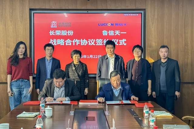 文章内容包括印刷包装行业的海内外动态和趋势。鲁信天一与长荣股份签署战略合作协议，共同探索智能化转型新路径。环球印务预计2025年净利润亏损1650万元至3000万元，将调整主营业务结构。斯道拉恩索推出具有“高端”视觉冲击力的折叠纸盒，以适应美容、护理及医疗包装需求。利乐将投资5亿元在瑞典建设中试工厂，加速包装行业“去铝化”革命。杭州格林微纳科技获数千万元融资，解决纸浆模塑高值化难题。美国加征关税，对华中空板箱和纸塑包装制品实施高额税率。济丰包装和深圳九星印刷包装集团有新型纸盒和保温包装盒的创新。情报强企是企业情报服务商，提供定制化的线上情报搜集与管理服务。