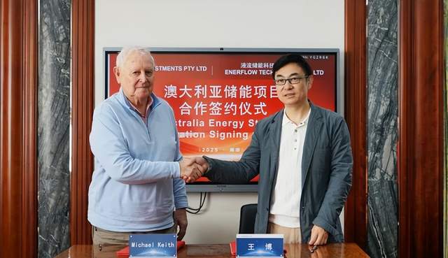 11月18日储能行业发布多项重要动态：荷兰Solis推出首款面向企业市场的EverCore一体化电池系统，具备100至261千瓦时储能容量及混合逆变器配置；中国天合储能子公司与北美、欧洲及拉美客户签订总计2.66GWh储能产品销售合同，北美订单规模达1.08GWh。澳大利亚液流储能科技与JENMI INVESTMENTS达成战略合作，计划开发350MW/1200MWh大型储能项目。加拿大NextStar Energy调整产线，新增磷酸铁锂电池产能重点投向固定式储能。华为数字能源在欧洲发布多款新型太阳能转换器及电池解决方案，助力企业能源转型。德国议会更新法规，简化非城市地区大规模储能项目审批，有望推动储能设施建设；欧洲则出台新规，强制超1兆瓦储能系统配置构网能力，提升电网响应与稳定。南京光献与浙江万总电气分别公开实用新型储能装置与轻便型UPS电源，展示技术创新进展。