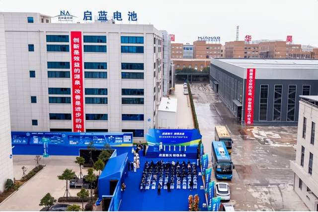 本文总结了2月5日储能行业海内外情报汇总。其中主要涵盖了中国Growatt推出5千瓦时交流耦合式阳台储能系统，英国Envision集团深化英国储能与人工智能创新合作，塞尔维亚计划于2026年启动1吉瓦太阳能项目采用电池储能系统，印度RP Global与MaxSolar合作推动德国太阳能与储能产业发展，沙特楚能与沙特Al Rajhi、亿电通签署5.5GWh储能战略合作协议，中国贵州电网公司启动斜坡式重力储能示范工程试运行等内容。政策方面印度能源政策大修以光伏与储能为未来主线，美国世贸组织裁定美国清洁能源税收抵免违反贸易规则。供应链方面浙江高功率普鲁士蓝钠电芯量产线投产，美国肯尼索州立大学研究人员开发出更安全、更快的固态电池设计。