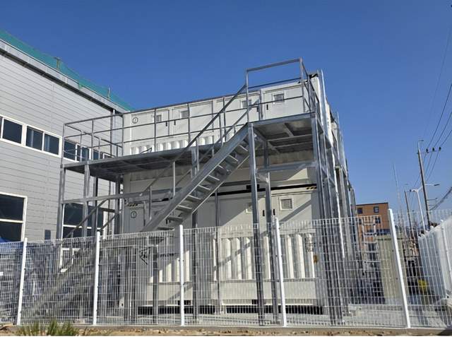 储能行业资讯汇总:12月11日,澄瑞电力科技与亿纬锂能达成战略合作,加速船舶电池系统、大功率充电系统及储能应用落地商业化;特斯拉超级电池组在澳大利亚投入运营,耗资4.5亿美元的电池储能系统(BESS)项目正式启用,转移太阳能和风能至需求高峰时段;英国电池储能系统市场提交量回升,全面规划申请量达870MW/1,740MWh;韩国推出首个防火型钒液流储能示范项目,使用VRFB技术提升安全性;BayWa在加州开始建设JVR Energy Park太阳能+储能项目,预计明年上线;派能科技与华壹智储达成战略合作,在工商业储能领域合作推动绿色智慧能源事业发展。政策导向包括征集产业链协同创新储备项目、德国拟废除大型电池储能系统并网条例。前沿技术方面有双向DCDC电路及光伏储能逆变器等的新应用和发展。