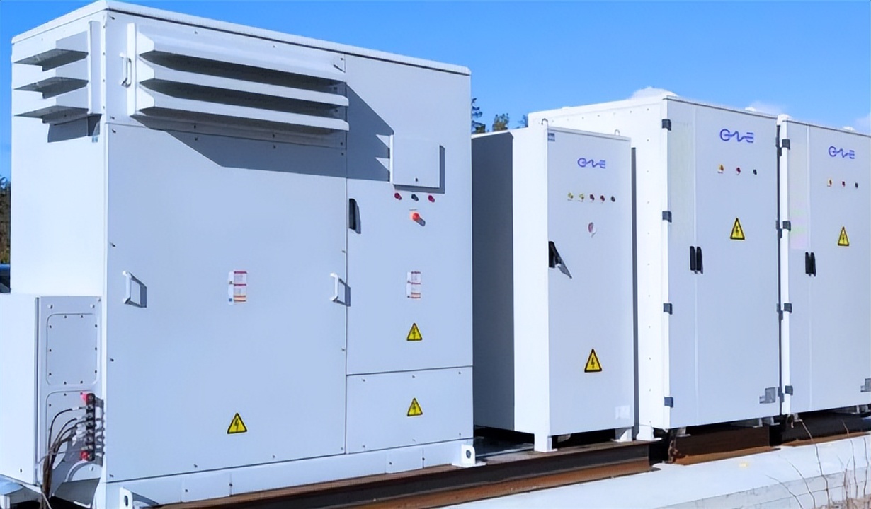 4月2日储能行业情报显示，中国供应链在全球市场占据主导地位，从核心组件到系统集成均具绝对优势。技术方面，远景动力量产全球最大790Ah方壳储能电芯，突破卷绕工艺极限；中创新航推出全系列长循环电芯，循环寿命达15000次，确立行业新标杆。市场呈现三大结构性变化：中国供应链主导地位持续巩固、技术路线突破物理极限、全球家庭储能需求因能源危机进入上升周期。大型光储项目国际认可度提升，如天合光能助力英国Cleve Hill项目获奖；欧盟则面临光伏回收能力严重不足的挑战，预计2050年废弃物量将达每年220万吨。全球储能装机规模预计将激增8-17倍，中国供应链主导地位获权威确认，本土制造保护主义抬头，产业博弈进入深水区。