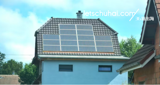 3月17日储能行业海内外情报显示，中国海博思创在中东欧市场取得历史性突破，签约保加利亚两个100MWh储能项目，标志着其进入百兆瓦时级项目新阶段。希腊晶科储能助力雅典国际机场打造全球最大机场自发自用“光储一体化”项目，提供123.8MWh公用级液冷储能系统。荷兰禾迈与NextEnergy、VDH Solar签署战略合作，加速荷兰能源变革。德国莱茵集团在美国新增2GW可再生能源设施，包含450MW/1020MWh储能系统。澳大利亚爱旭推出545瓦背接触太阳能组件，效率达25%。中国户用储能行业爆发式增长，头部企业订单激增、产能紧张。英国推行“插电式太阳能”技术，山东发布分布式光伏、储能“免过网费”新政。澳大利亚西澳州推出1.53亿澳元清洁能源贷款支持制造业。国内首条百兆瓦级液流电池产线投产，储能价格显著回升，招投标市场电芯价格升至0.35元/Wh关口。