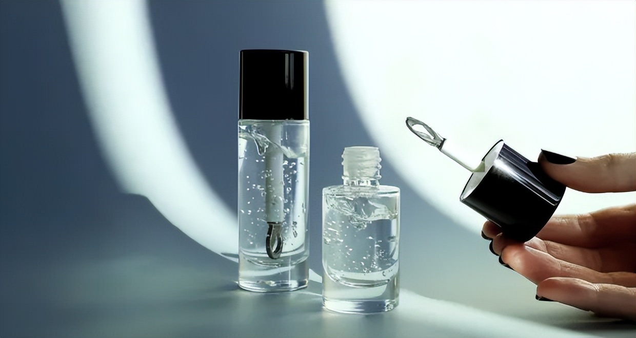 4月8日印刷包装行业呈现出三大结构性变化:商业模式重构、技术轻量化突破和供需环境恶化。盛大印刷南下建厂与当纳利推出“当即装”平台,推动行业从“孤岛式制造”向“网络化生态”转型;德国Koehler推出全球最轻的36gsm热封纸,突破包装行业克重限制,绿色减重成为技术竞争高地;瓦楞纸板库存腰斩与出口退税取消政策叠加,导致供应链成本飙升与行业洗牌加速。全球纸袋市场规模预计从64亿美元扩容至96亿美元,亚太地区领跑包装革命;全球丝网印刷机市场预计到2033年达到126.7亿美元。国内造纸市场风向逆转,玖龙、山鹰等头部企业下调纸张价格,行业供需格局发生深刻变化。出口退税调整倒逼企业向高附加值领域转型,瓦楞纸板库存减半引发纸箱供应短缺风险。