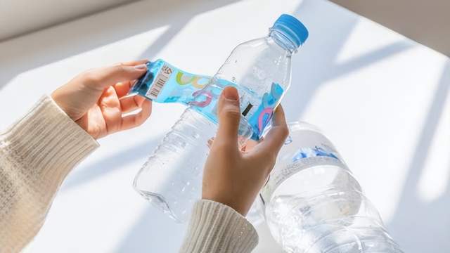 本文总结了6月18日印刷包装行业的海内外情报。主要内容包括昆山佳合科技子公司广德佳联包装计划在南京设立分公司,Elopak与Kompak Netherland合作推出环保纸箱包装解决方案,欧洲市场对清晰标识和可回收性的关注增加,印尼将举办纸业和包装工业博览会,日本研究人员开发出可生物降解的透明包装纸,国内白卡纸价格上涨,德国经济预计在2026年好转,以及一些前沿技术的介绍。文章涵盖了行业动态、市场环境和前沿技术等方面的重要内容,为读者提供了关于印刷包装行业发展的全面情报。