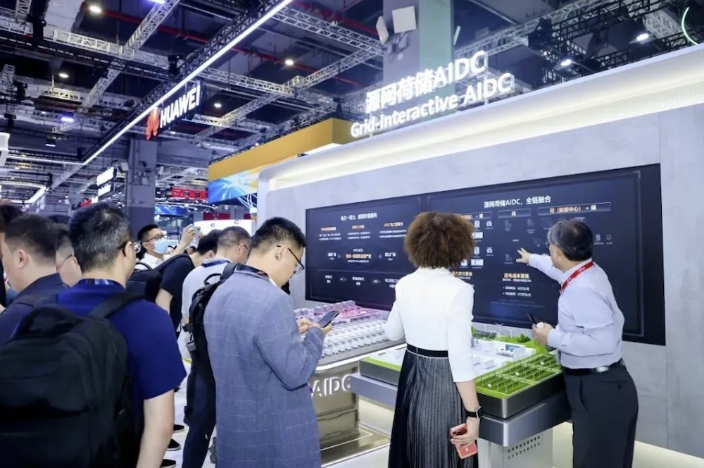 6月11日储能行业呈现三大结构性转变:构网型技术与高能效系统成为破局关键,推动储能从被动配套向主动支撑电网转型;全球储能市场分化,德国市场从炒作转向应对政策不确定性,而澳洲、智利及拉美地区在政策与项目驱动下迎来规模化落地;储能商业化规则从粗放走向精细化,巴西与阿根廷出台差异化收费与招标机制。华为发布智能组串式构网型PCS系统,循环效率达97.8%,支持六大构网功能;阳光电源PowerTitan3.0获国际大奖提名,转换效率达99.3%;澳洲跃居全球第三大储能市场,已安装42万套家用电池系统;Grenergy在智利投产年产能3.5吉瓦时的电池工厂,开创'储能+AI算力'跨界融合新范式。