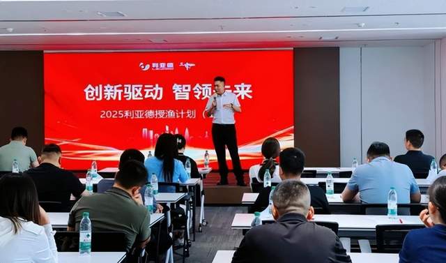 8月11日LED显示屏行业海内外情报汇总显示,温州市状元岙港区铁路支线项目处于可研报告招标阶段,对温州港发展至关重要。利亚德授渔计划在山东济南合作,助力山东成为数字显示产业新高地。艾比森A25系列户外大屏在吉隆坡展示裸眼3D大熊猫互动内容,计划全球推广。INFiLED在芝加哥开设美国体验中心,LED Studio推出CineLED系列面向住宅市场,Leyard Europe推出低功耗DirectLight Slim系列。深圳展示72米LED巨幕影像装置,展现城市发展史诗。此外,深圳市联建光电公司和中盛泰实业股份有限公司分别公开了LED曲面屏模板和具有缓冲保护结构的LED显示屏实用新型。