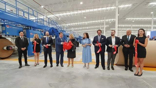 印刷包装行业1月14日的海内外动态汇总显示，柏星龙放弃与越南开厂计划，反映出中国企业对东南亚投资更加理性；DS Smith与Raymarine合作开发纤维基包装替代原EPE泡沫包装，以降低CO₂排放超60%；永发纸瓶生产线在青岛正式投产，采用纤维容器一体成型技术，可替代约3亿个塑料制品；DimaPax推出耐用的小型包裹箱，ITEM Products推出环保系列纸质包装组件；墨西哥传媒巨头PRONAL Corrugados工厂投产，完成废纸回收至瓦楞包装全产业链整合。龙利得智能科技公开医疗多空间灭菌分隔板抗压包装盒和具有防伪全息图的日化用品包装盒。情报强企平台帮助企业自动抓取并推送行业最新动态，助力企业决策。