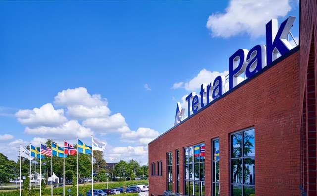 文章内容包括印刷包装行业的海内外动态和趋势。鲁信天一与长荣股份签署战略合作协议，共同探索智能化转型新路径。环球印务预计2025年净利润亏损1650万元至3000万元，将调整主营业务结构。斯道拉恩索推出具有“高端”视觉冲击力的折叠纸盒，以适应美容、护理及医疗包装需求。利乐将投资5亿元在瑞典建设中试工厂，加速包装行业“去铝化”革命。杭州格林微纳科技获数千万元融资，解决纸浆模塑高值化难题。美国加征关税，对华中空板箱和纸塑包装制品实施高额税率。济丰包装和深圳九星印刷包装集团有新型纸盒和保温包装盒的创新。情报强企是企业情报服务商，提供定制化的线上情报搜集与管理服务。