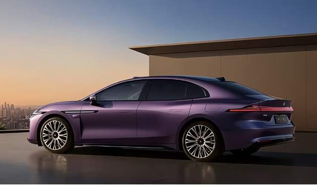 12月22日，吉利汽车在希腊首家展厅正式启幕，展示智能电动车型，推出吉利国际EX5，计划扩大销售网络。中国新能源车安全评价专项C-NESA落地，填补空白，首批车型表现良好。广汽丰田全新雷凌L上市，提供三种动力选择，全系标配智能驾驶辅助系统。一汽丰田全新智混卡罗拉上市，外观升级，动力效率高。长安深蓝汽车获得L3级自动驾驶正式号牌，商业化应用取得进展。Momenta自研芯片BMC 7X实现交付上车，算力超越英伟达Orin-X。维修置换最高补偿19万，小鹏汽车推出事故焕新服务。多地加码汽车产业规划，消费升级与全链布局并进。