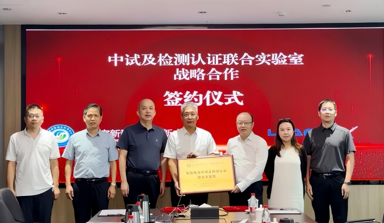 8月6日储能行业呈现三大结构性转变，应用场景向海上漂浮式及微电网等深水区拓展，数智化手段重塑运营逻辑，商业模式创新激活存量资产。固德威首台ICS启运加速进军欧洲大储市场；宁德时代助力捷克最大电池储能项目落地；越南太原省推动屋顶太阳能与储能结合发展；阿根廷太阳能列车实现零排放出行。技术方面，Sizable Energy部署海上储能原型机，尼日利亚研究ANN控制方案提升家用电池性能。产业协同上，国创中心成立联合实验室聚焦AIDC储能，Plentify与德业打造非洲最大住宅虚拟电厂，协鑫推出GLink平台优化工商业光储运营，Habitat Energy优化澳大利亚光储投资组合。政策层面，英国沃灵顿重启团购计划降低清洁能源成本。