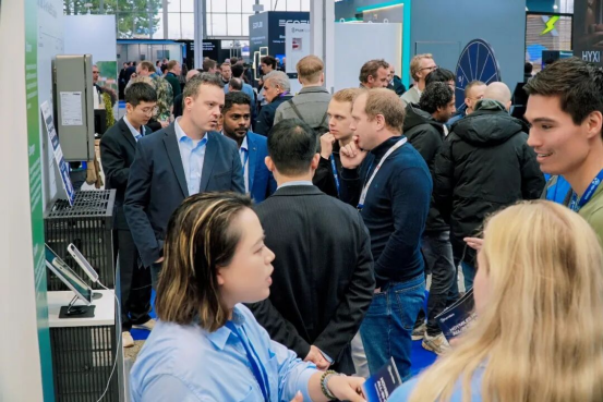 3月17日储能行业海内外情报显示，中国海博思创在中东欧市场取得历史性突破，签约保加利亚两个100MWh储能项目，标志着其进入百兆瓦时级项目新阶段。希腊晶科储能助力雅典国际机场打造全球最大机场自发自用“光储一体化”项目，提供123.8MWh公用级液冷储能系统。荷兰禾迈与NextEnergy、VDH Solar签署战略合作，加速荷兰能源变革。德国莱茵集团在美国新增2GW可再生能源设施，包含450MW/1020MWh储能系统。澳大利亚爱旭推出545瓦背接触太阳能组件，效率达25%。中国户用储能行业爆发式增长，头部企业订单激增、产能紧张。英国推行“插电式太阳能”技术，山东发布分布式光伏、储能“免过网费”新政。澳大利亚西澳州推出1.53亿澳元清洁能源贷款支持制造业。国内首条百兆瓦级液流电池产线投产，储能价格显著回升，招投标市场电芯价格升至0.35元/Wh关口。