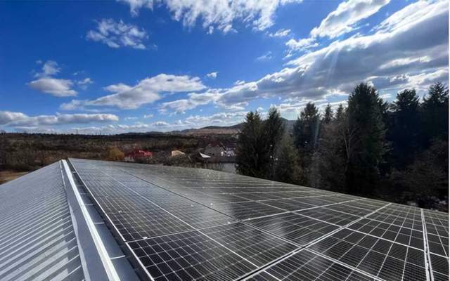 本文总结了12月23日储能行业海内外情报汇总。其中，澳大利亚Neoen公司启动全球首个采用特斯拉Megablock技术的大型电池建设项目，为BHP的奥林匹克坝矿业运营提供电力；中车株洲所新型储能基地落户宝应，预计产值可达15亿元以上；罗马尼亚的能源公司E-Acumulatori.ro推出新型光伏储能解决方案，计划业务量达到超过1000万欧元；墨西哥将新增1.5吉瓦清洁能源发电及储能设施，扩建拉丁美洲最大太阳能电站。同时，欧盟提出将储能项目并网许可期限缩短至六个月，澳大利亚政府计划到2030年新增40吉瓦时的平价家用储能电池。