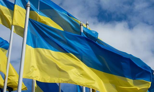 11月11日，储能行业海内外情报汇总显示，天津普兰纳米与阳光电源达成战略合作，新产线落户安徽，聚焦新能源、新材料领域。加拿大特斯拉充电爆炸事故源于充电桩内部电池短路。澳大利亚政府19天加急审批海辰储能合作项目，卡位澳洲储能市场。美国Xcel Energy计划在中西部建造最大电池存储基地，预计2027年底供电。德国海尔新能源户储一体机E-Tower Ultra获设计奖金奖，具备极简安装和智能管理特性。河南郑州总投资48亿的钠电池及储能系统集成基地项目签约。乌克兰修改家庭和混合太阳能装置贷款计划，波兰总统提出降低电价法案。华为公开中点箝位逆变器技术，山东倍耐新能源推出新型柔性光伏储能组件。